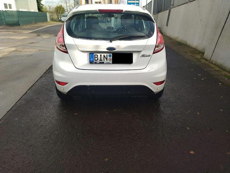 Gebraucht Ford Fiesta Celebration 75 PS (55 kW) 2017 Weiß Limousine