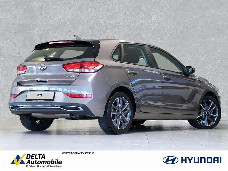 Gebraucht Hyundai i30 Trend 120 PS (88 kW) 2022 Silky bronze / met Limousine