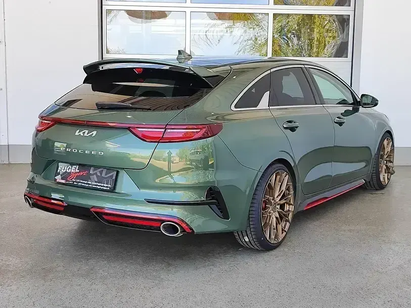 Gebraucht Kia ProCeed GT 204 PS (150 kW) 2023 Experience green m Kleinwagen