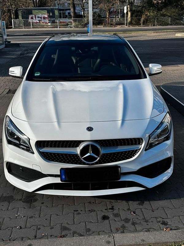 Weiß Gebraucht 2019 Mercedes CLA180 Limousine | 25.490 € (Teuer) - Bild 1/4