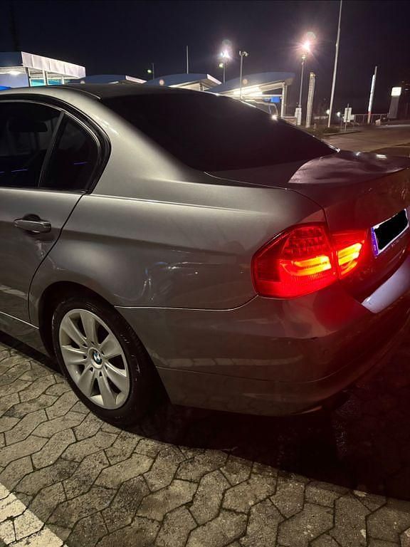 Gebraucht BMW 318 143 PS (105 kW) 2011 Grau Limousine