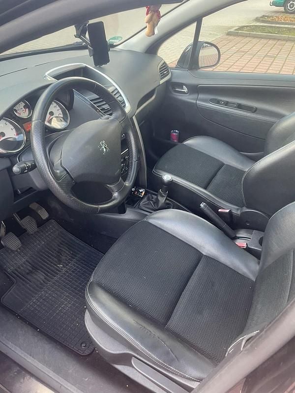 Gebraucht Peugeot 207 95 PS (69 kW) 2011 Schwarz Kombi