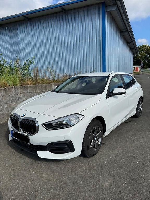 Weiß Gebraucht 2020 BMW 118 Kleinwagen | 14.900 € (Fairer Preis) - Bild 1/4