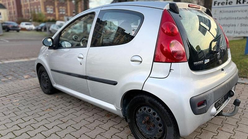 Gebraucht Peugeot 107 Urban Move 68 PS (50 kW) 2008 Grau Kleinwagen