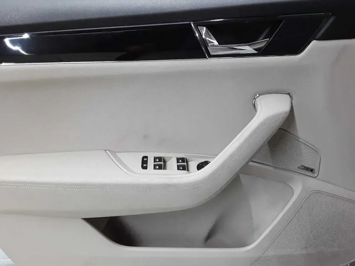 Gebraucht Skoda Superb LAURIN & KLEMENT 156 PS (114 kW) 2022 Moonweiß perleffekt Kombi
