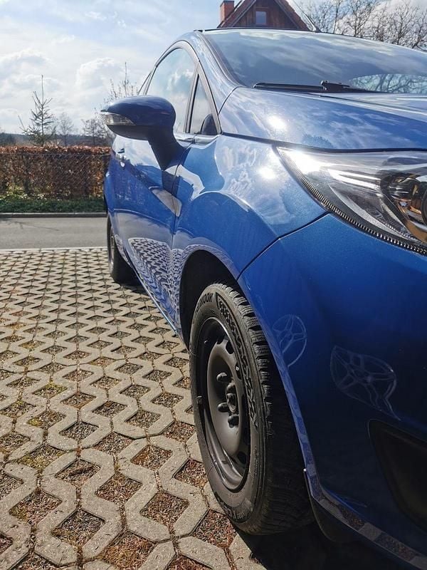 Gebraucht Ford Fiesta 101 PS (74 kW) 2013 Blau Kleinwagen