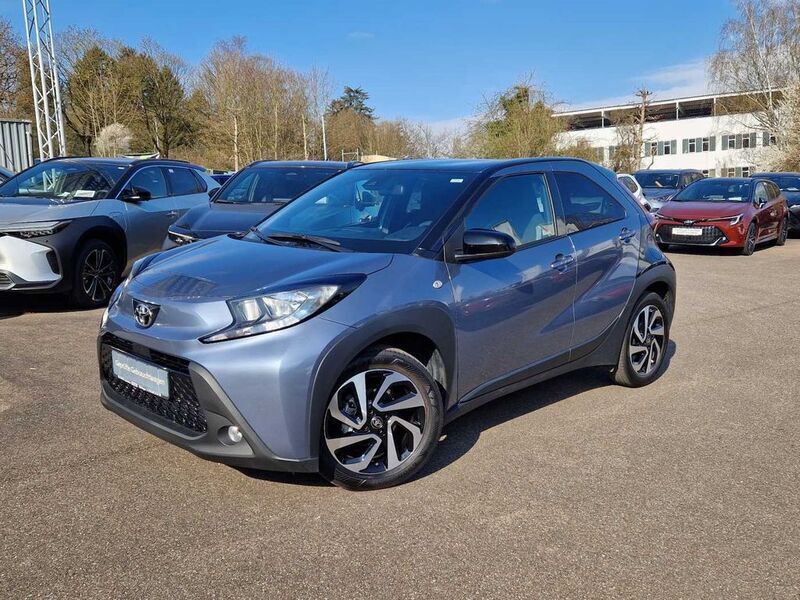 Celesite grey (metallic) Gebraucht 2024 Toyota Aygo Team Kleinwagen | 15.900 € (Fairer Preis) - Bild 1/4