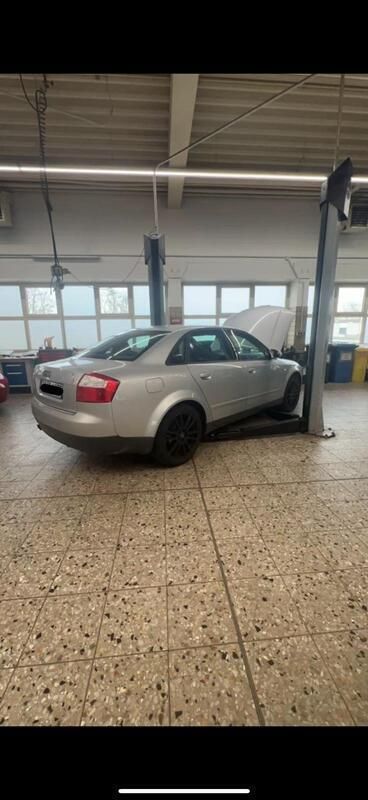 Grau Gebraucht 2001 Audi A4 Ambiente Limousine | 1.500 € (Superpreis) - Bild 1/4