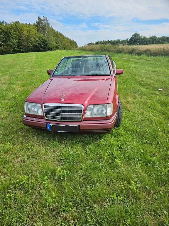 Rot Gebraucht 1993 Mercedes E220 Cabrio | 13.550 € - Bild 1/4