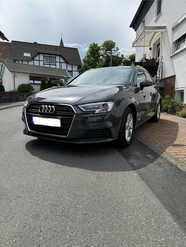 Grau Gebraucht 2019 Audi A3 Design Kombi | 15.700 € (Guter Preis) - Bild 1/4