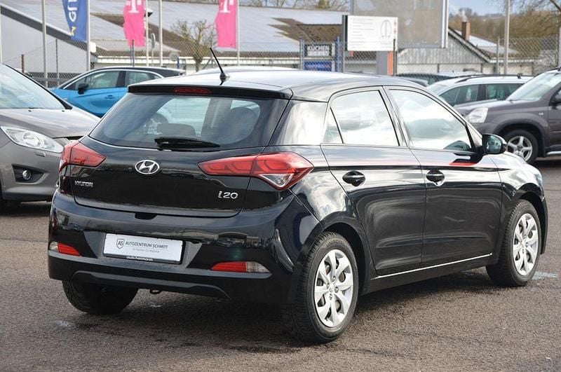 Gebraucht Hyundai i20 Classic 84 PS (61 kW) 2018 Schwarz Limousine