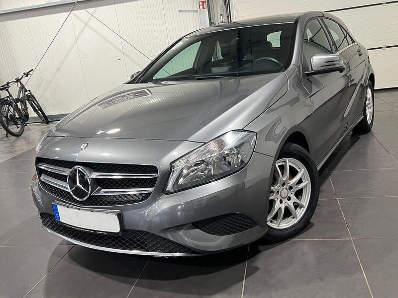 Grau Gebraucht 2013 Mercedes A180 Style Limousine | 11.995 € (Fairer Preis) - Bild 1/4