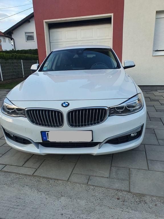 Weiß Gebraucht 2014 BMW 318 Gran Turismo Luxury Line Limousine | 8.999 € (Guter Preis) - Bild 1/4