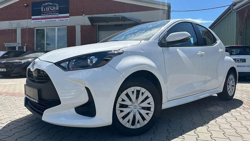 Weiß Gebraucht 2024 Toyota Yaris Hybrid Business Edition Limousine | 17.999 € (Guter Preis) - Bild 1/4