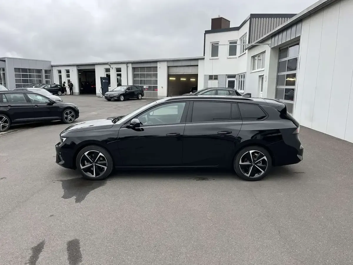 Gebraucht Opel Astra 131 PS (96 kW) 2024 Schwarz Kleinwagen