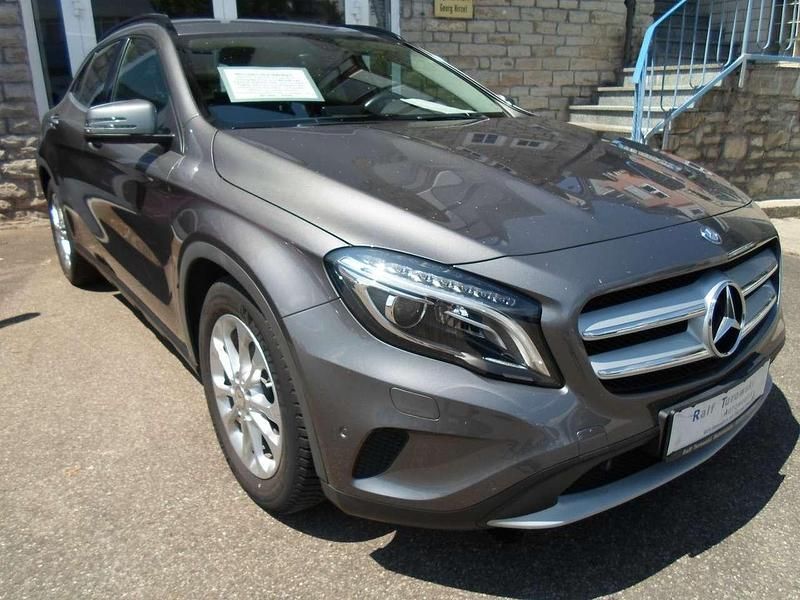 Grau Gebraucht 2015 Mercedes GLA200 Style SUV | 20.450 € (Fairer Preis) - Bild 1/4