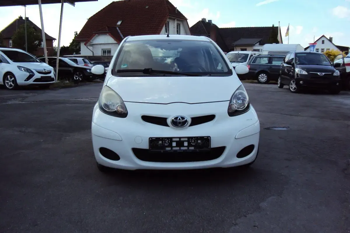 Gebraucht Toyota Aygo 68 PS (50 kW) 2011 Weiß Kleinwagen