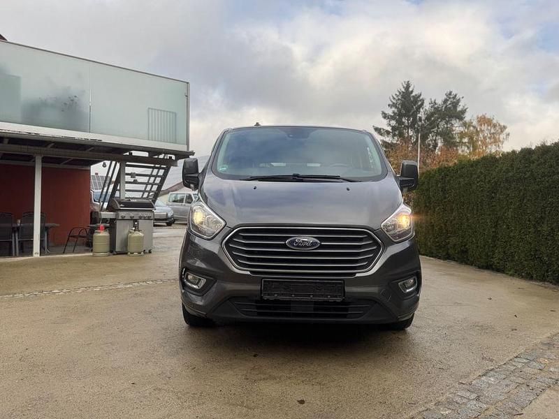 Grau Gebraucht 2020 Ford Tourneo Titanium Van / Kleinbus | 31.990 € (Fairer Preis) - Bild 1/4