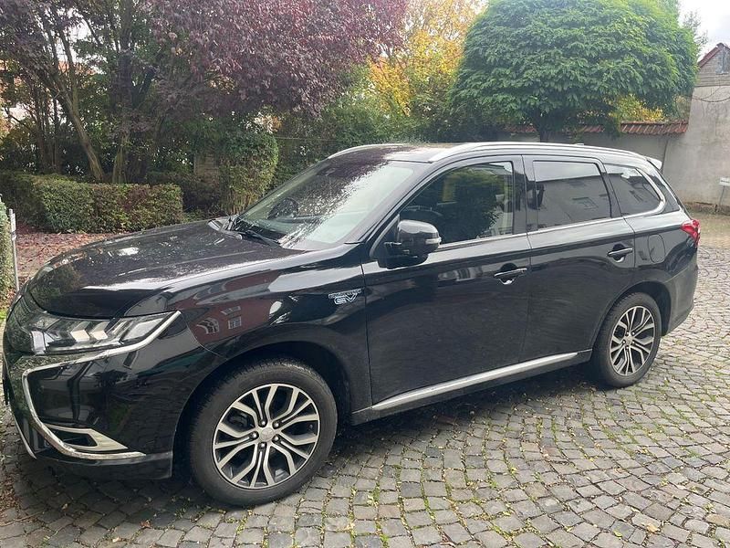 Schwarz Gebraucht 2021 Mitsubishi Outlander P-HEV SUV | 26.490 € (Teuer) - Bild 1/4