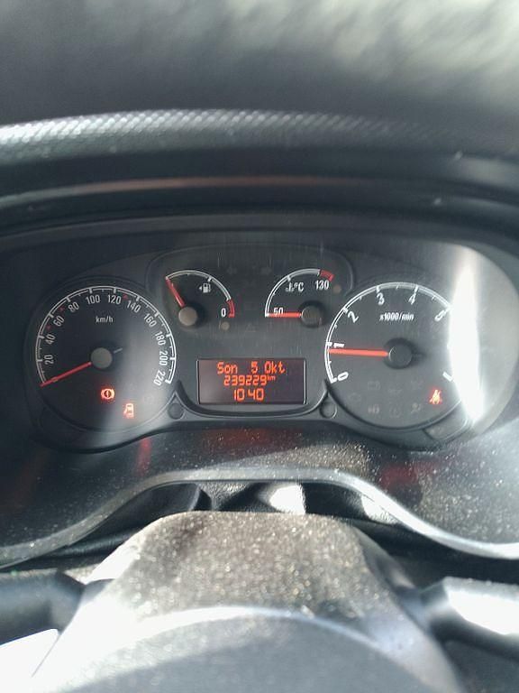 Weiß Gebraucht 2015 Opel Combo Edition Van / Kleinbus | 4.700 € (Fairer Preis) - Bild 1/4