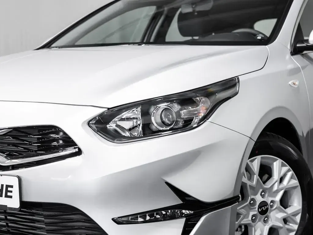 Gebraucht Kia Ceed Vision 101 PS (74 kW) 2024 Sparklingsilber Kleinwagen