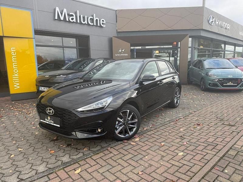Neu Hyundai i30 Advantage 99 PS (72 kW) 2025 Schwarz Limousine