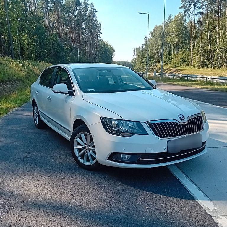 Weiß Gebraucht 2014 Skoda Superb Elegance Limousine | 9.490 € (Teuer) - Bild 1/4