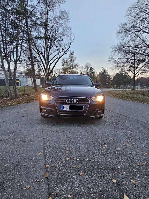 Blau Gebraucht 2012 Audi A4 Attraction Limousine | 11.900 € (Etwas zu teuer) - Bild 1/4