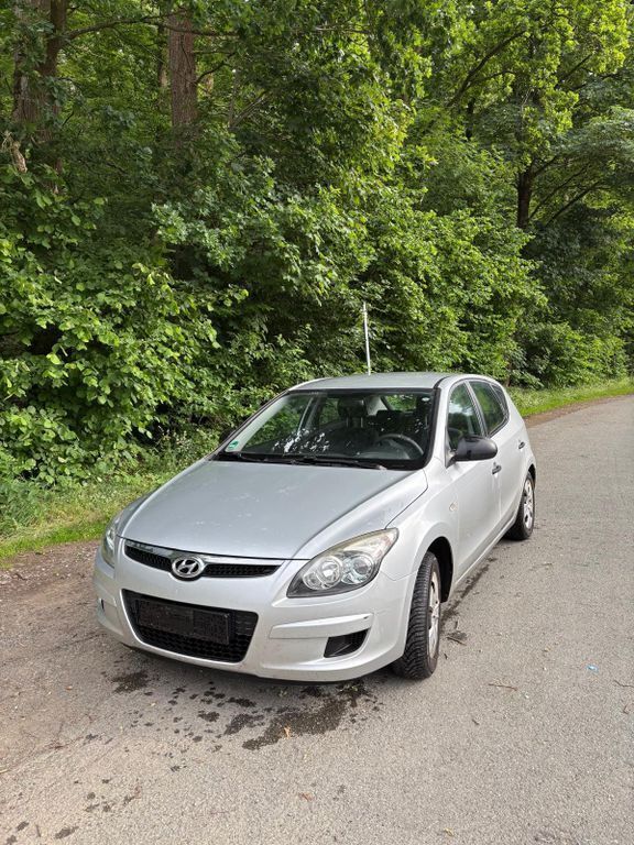 Silber Gebraucht 2010 Hyundai i30 Edition Kombi | 3.100 € (Fairer Preis) - Bild 1/4