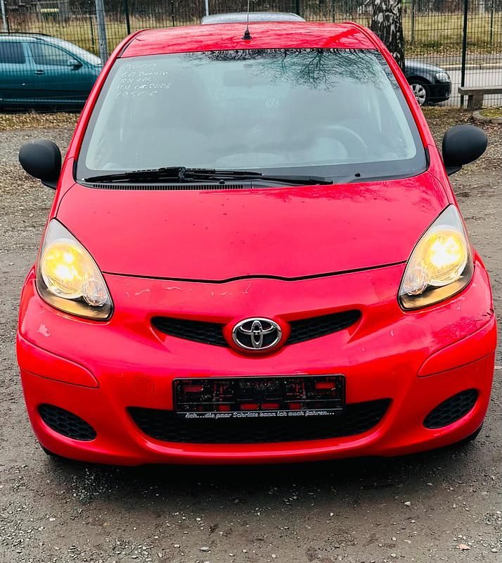 Rot Gebraucht 2009 Toyota Aygo Kleinwagen | 1.950 € (Guter Preis) - Bild 1/4