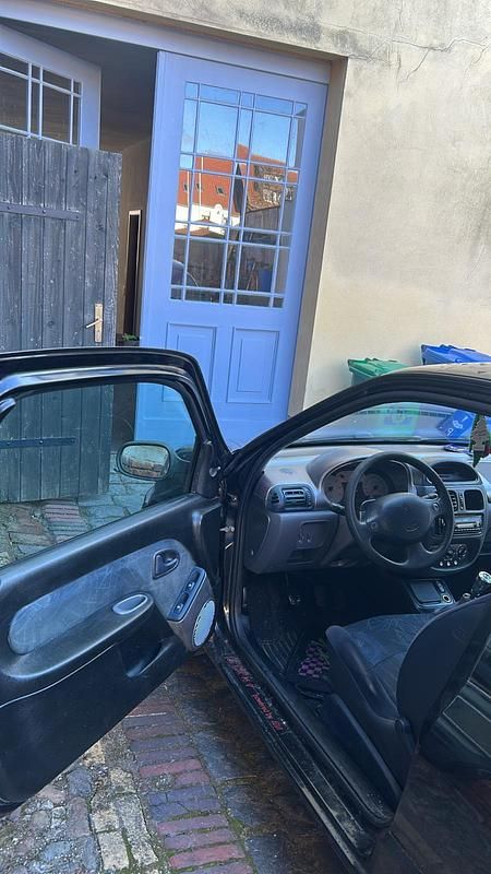 Gebraucht Renault Clio II 98 PS (72 kW) 2001 Schwarz Kleinwagen