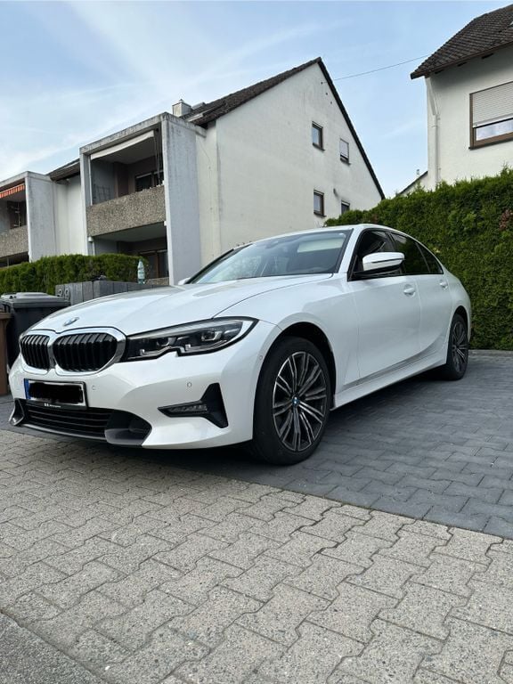 Weiß Gebraucht 2019 BMW 320 Limousine | 23.500 € (Fairer Preis) - Bild 1/4