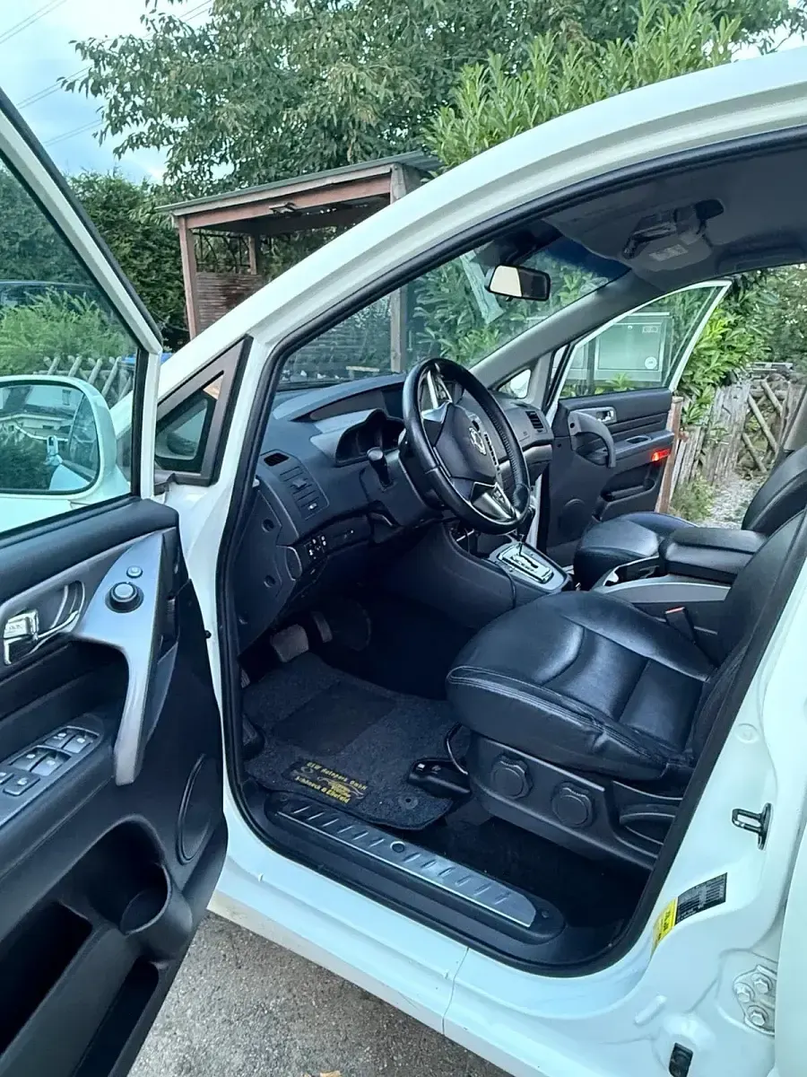 Gebraucht SsangYong Rodius 175 PS (128 kW) 2017 Weiß Van / Kleinbus