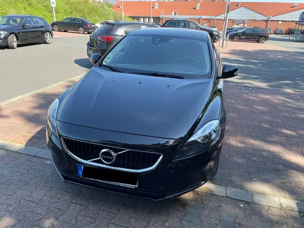 Gebraucht Volvo V40 Momentum 122 PS (89 kW) 2017 Schwarz Limousine