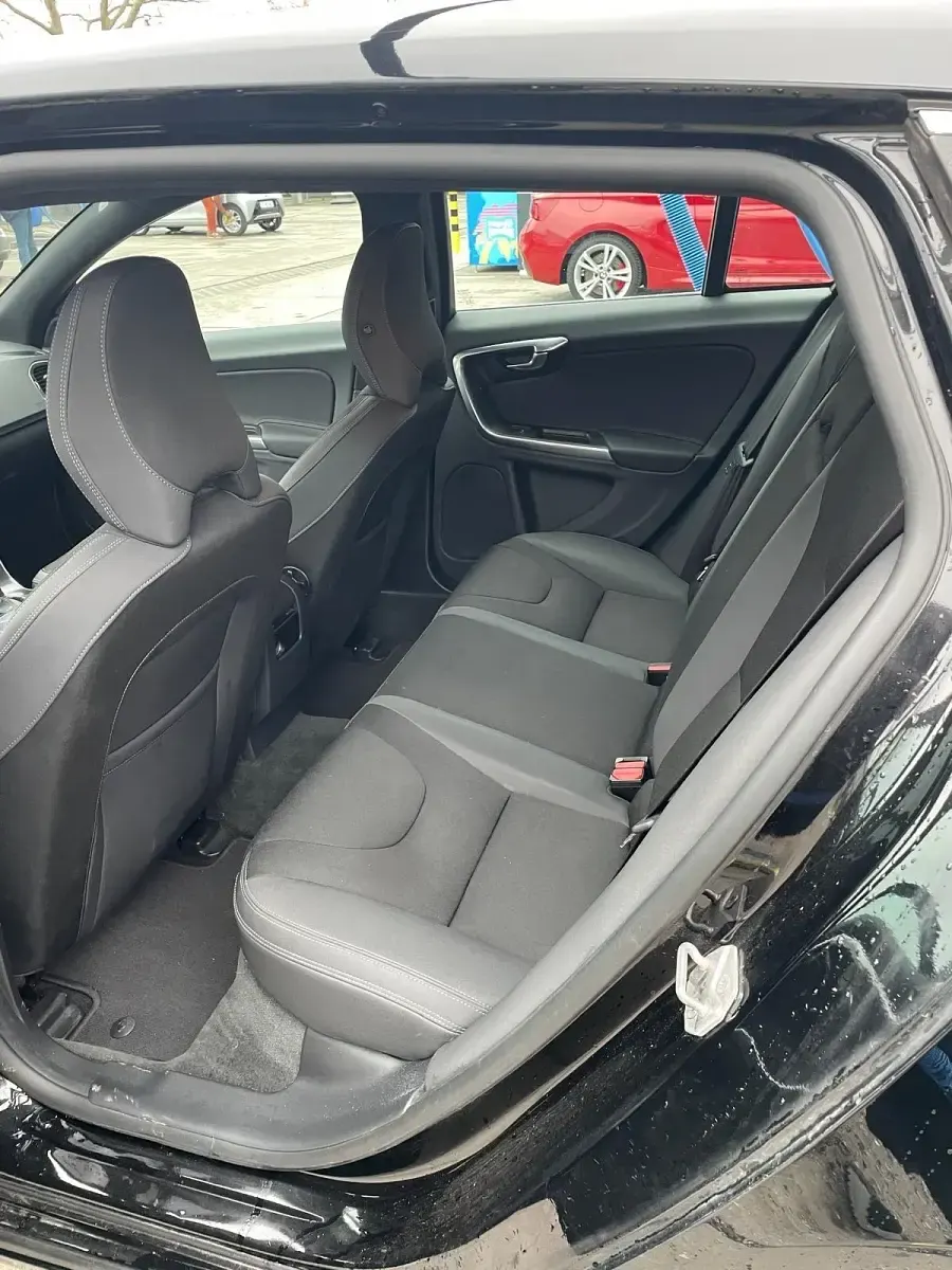 Usata Volvo V60 181 CV (133 kW) 2014 Nero Station wagon