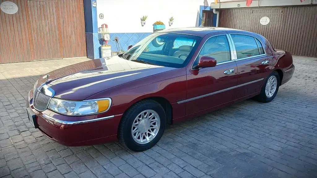Gebraucht Lincoln Town Car 235 PS (172 kW) 1998 Rot Limousine