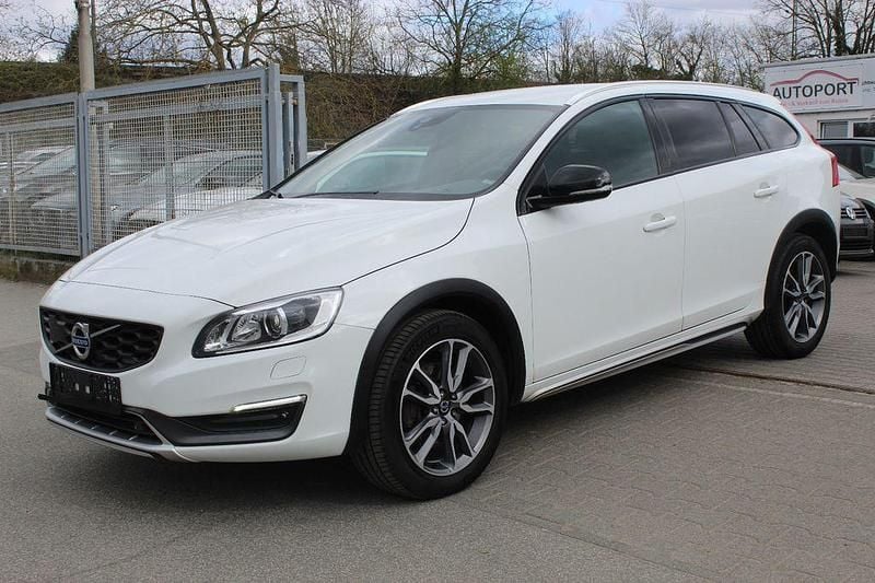 Gebraucht Volvo V60 CC Summum 190 PS (139 kW) 2015 White solid Kombi