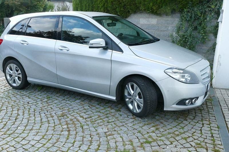 Silber Gebraucht 2013 Mercedes B200 Van / Kleinbus | 10.300 € (Guter Preis) - Bild 1/4