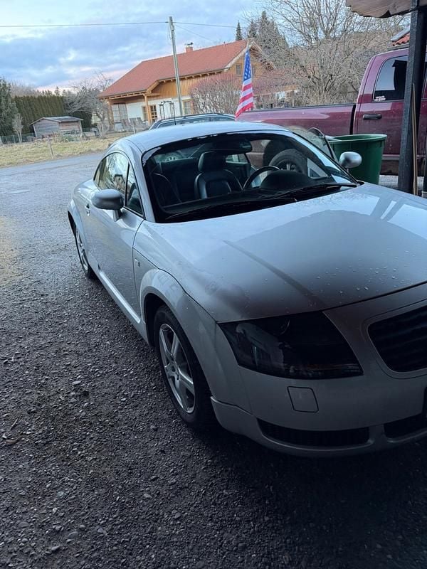 Second-hand Audi TT 270 CP (198 kW) 2000 Argintiu Coupe