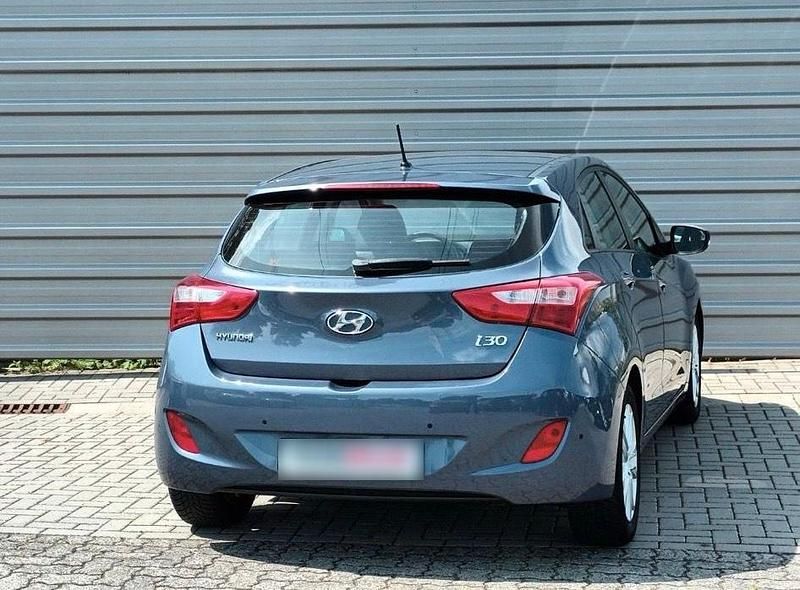 Gebraucht Hyundai i30 99 PS (72 kW) 2012 Blau Limousine