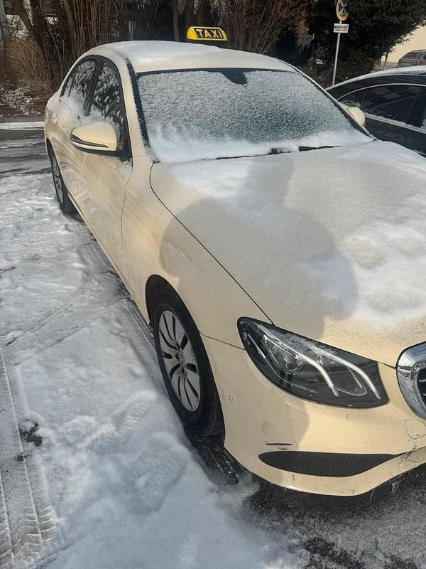 Gebraucht Mercedes E220 170 PS (125 kW) 2018 Gelb Limousine