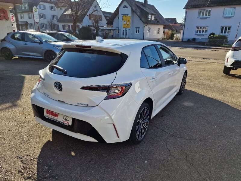 Gebraucht Toyota Corolla Hybrid Team 136 PS (100 kW) 2023 Schneeweiss Limousine