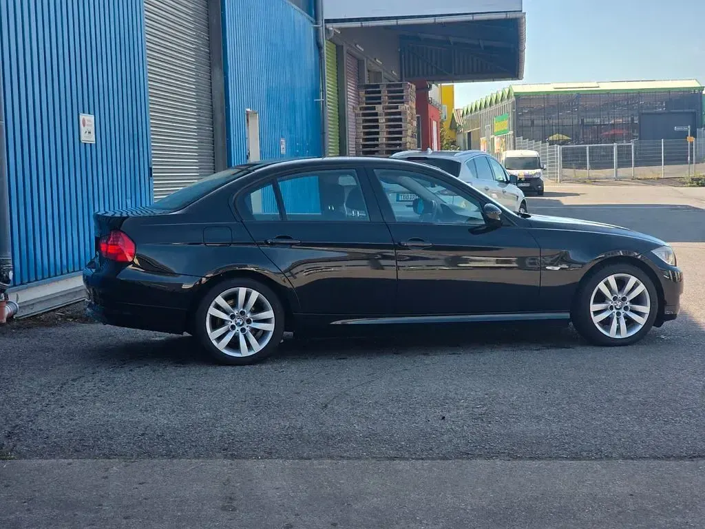 Second-hand BMW 318 143 CP (105 kW) 2011 Negru Berlinǎ