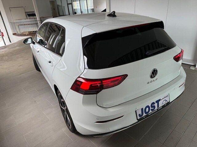 Gebraucht VW Golf VIII Style 150 PS (110 kW) 2023 Pure white Limousine