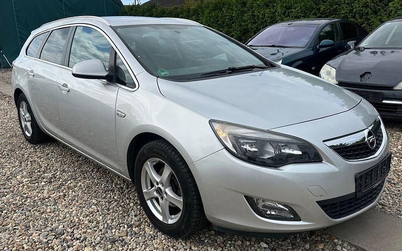 Silber Gebraucht 2012 Opel Astra Kombi | 4.290 € (Fairer Preis) - Bild 1/4