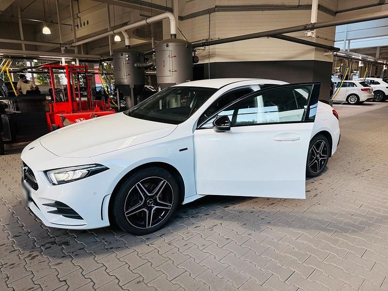 Gebraucht Mercedes A250 218 PS (160 kW) 2021 Weiß Limousine
