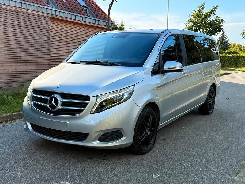 Silber Gebraucht 2017 Mercedes V250 Edition Van / Kleinbus | 22.500 € (Superpreis) - Bild 1/4