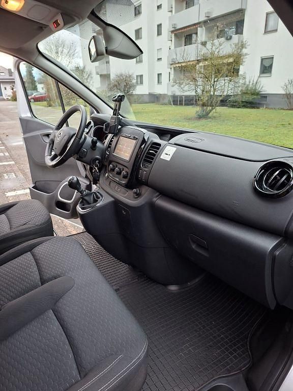 Gebraucht Opel Vivaro 145 PS (106 kW) 2017 Silber Van / Kleinbus