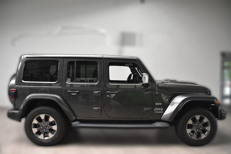 Grau metallic Gebraucht 2019 Jeep Wrangler Unlimited Sahara SUV | 46.730 € - Bild 1/4