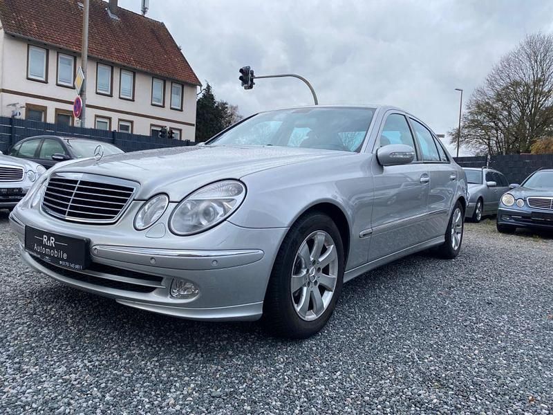 Silber Gebraucht 2003 Mercedes E240 Avantgarde Limousine | 5.490 € (Etwas zu teuer) - Bild 1/4